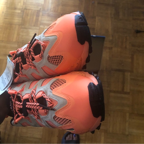 Adidas salmon coloured runners - Picture 4 of 10